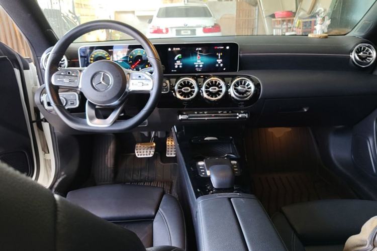 Used Mercedes-Benz CLA 2020 CLA 260 4MATIC Shooting Brake Center Console