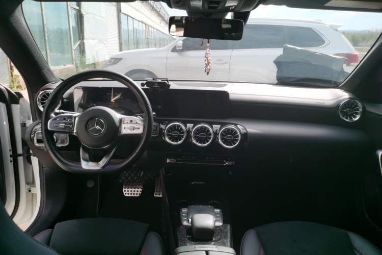 Used Mercedes-Benz CLA 2022 Refreshed CLA 200 Shooting Brake Center Console