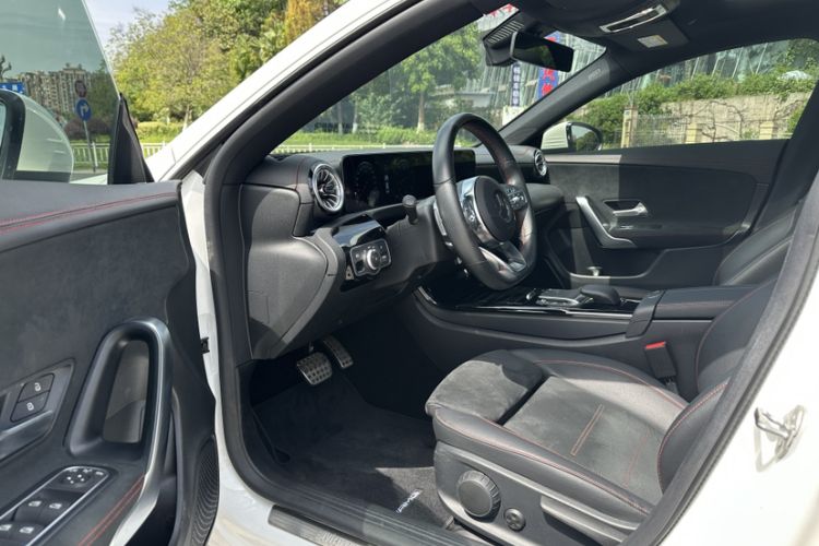 Used Mercedes-Benz CLA 2022-Year Updated CLA 200 Interior 3