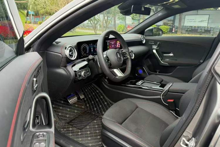 Used Mercedes-Benz CLA 2024 Facelifted CLA 200 Shooting Brake Interior 2
