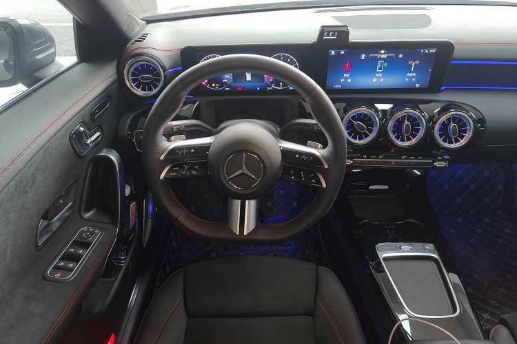 Used Mercedes-Benz CLA 2024 Facelifted CLA 200 Shooting Brake Steering Wheel