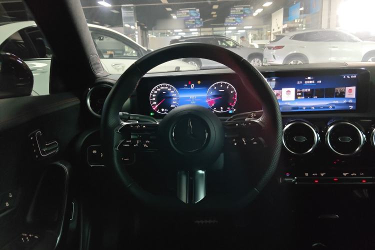 Used Mercedes-Benz CLA 2024 CLA 200 Shooting Brake Steering Wheel