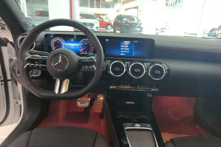 Used Mercedes-Benz CLA 2024-Year Facelifted CLA 200 Center Console