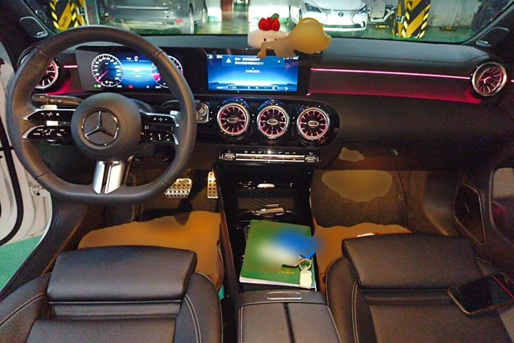 Used Mercedes-Benz CLA 2024 Facelifted CLA 260 4MATIC Shooting Brake Center Console