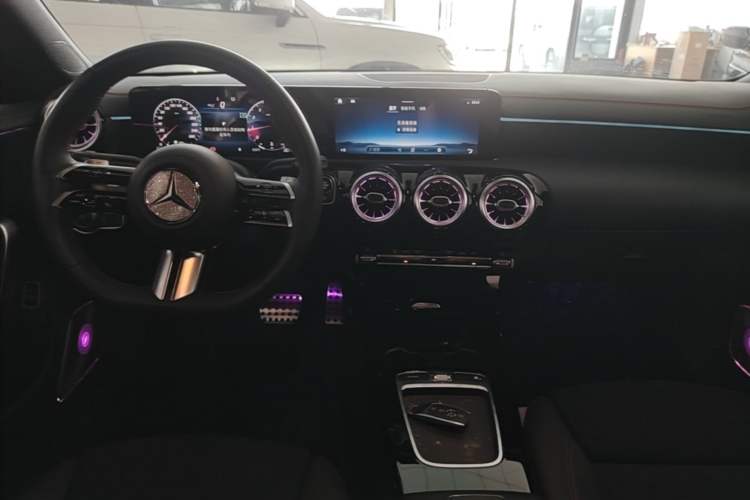 Used Mercedes-Benz CLA 2024-Year Facelifted CLA 200 Center Console