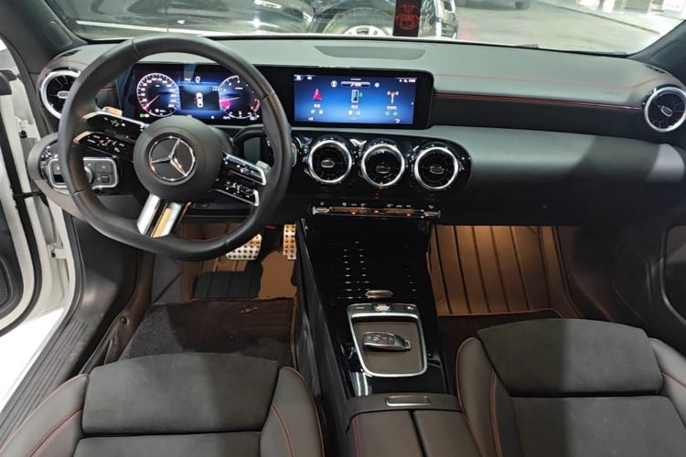 Used Mercedes-Benz CLA 2024-Year Facelifted CLA 200 Center Console