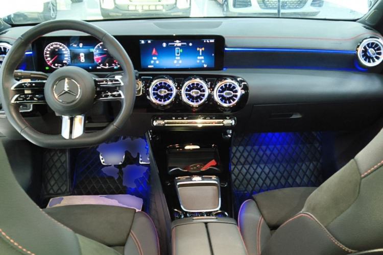 Used Mercedes-Benz CLA 2024-Year Facelifted CLA 200 Center Console