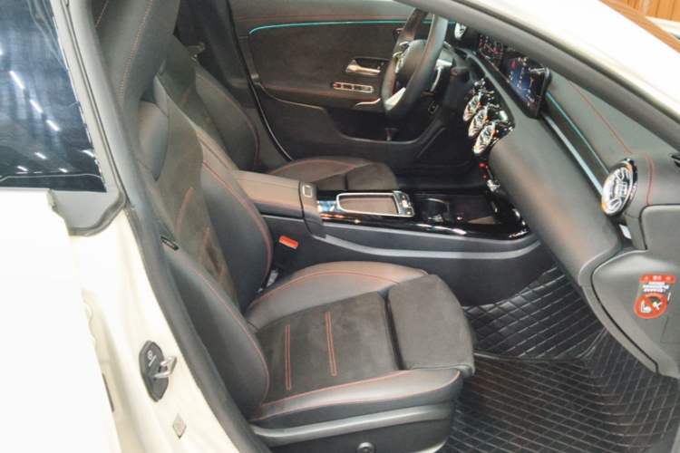 Used Mercedes-Benz CLA 2024-Year Facelifted CLA 200 Right Front Seat