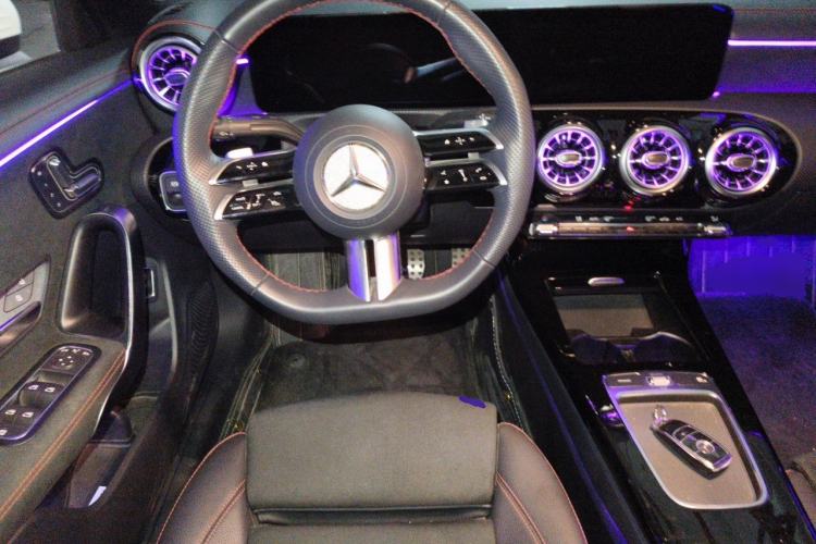 Used Mercedes-Benz CLA 2024 CLA 200 Shooting Brake Steering Wheel