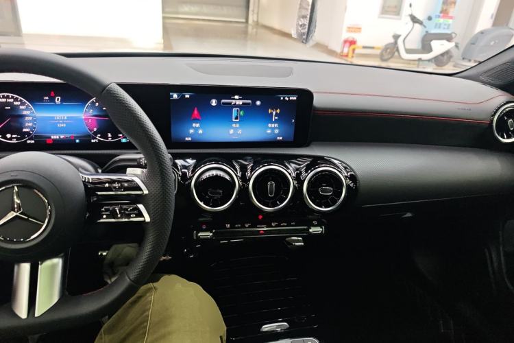 Used Mercedes-Benz CLA 2026 CLA 200 Shooting Brake Center Console