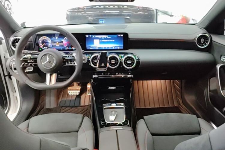 Used Mercedes-Benz CLA 2026 CLA 200 Shooting Brake Center Console