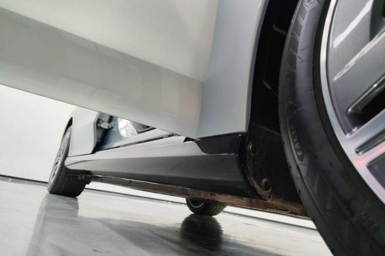 Used Mercedes-Benz CLA Electric 2025 300L Ultra-Long Range Version Right Side Sill