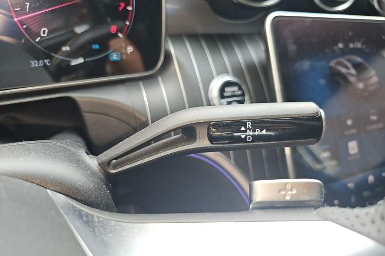 Used Mercedes-Benz CLE 2024 CLE 300 4MATIC Dynamic Coupe Gear Lever