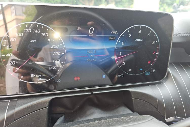 Used Mercedes-Benz CLE 2024 CLE 300 4MATIC Dynamic Coupe Odometer Close Up