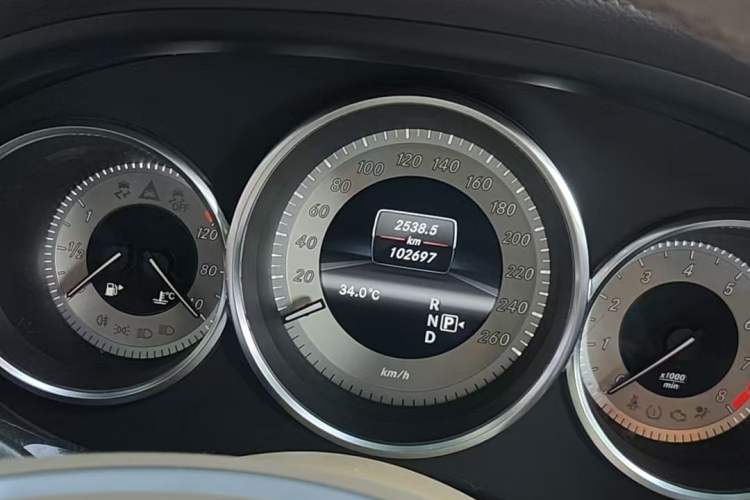 Used Mercedes-Benz CLS 2012 CLS 300 CGI Odometer Close Up