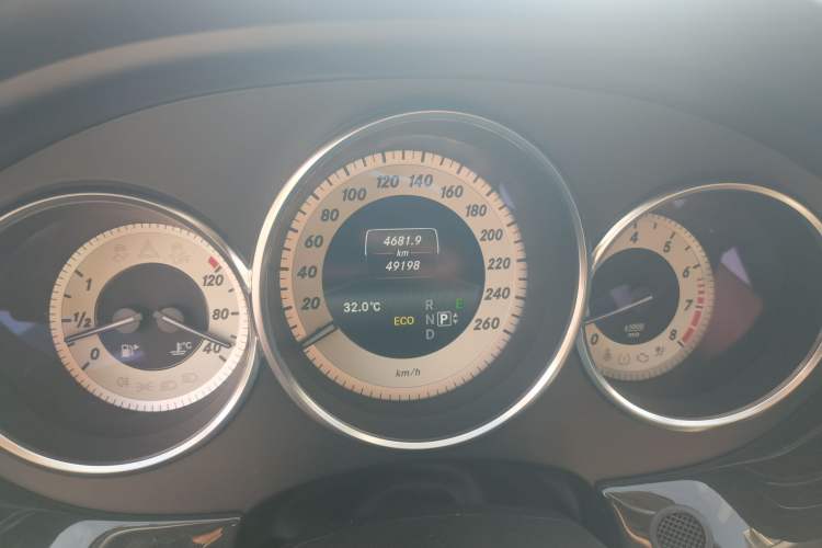 Used Mercedes-Benz CLS 2012 CLS 300 CGI Odometer Close Up