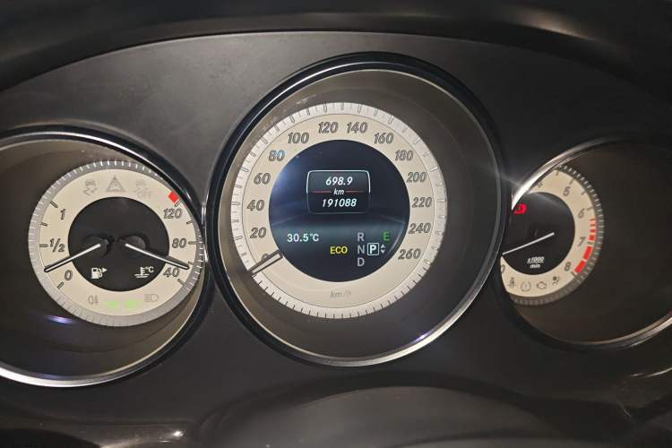 Used Mercedes-Benz CLS 2012 CLS 300 CGI Odometer Close Up