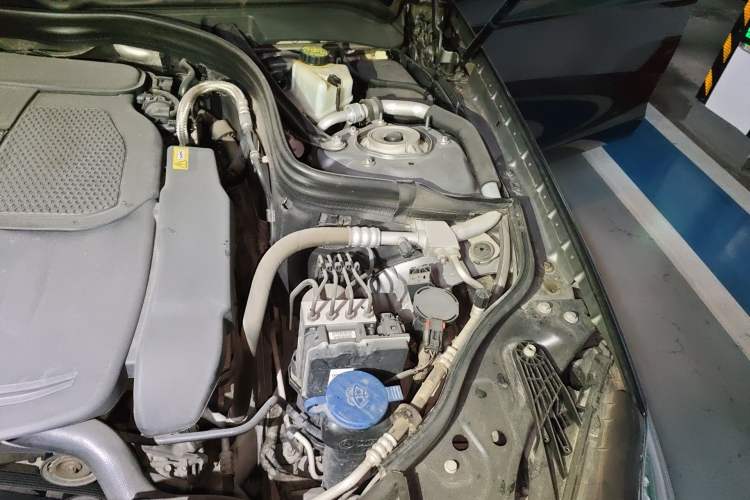 Used Mercedes-Benz CLS 2012 CLS 300 CGI Engine Bay Left