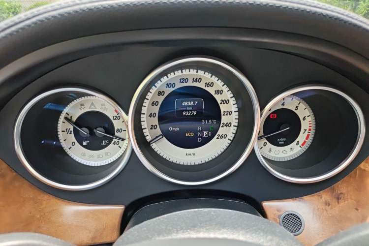 Used Mercedes-Benz CLS 2012 CLS 300 CGI Odometer Close Up