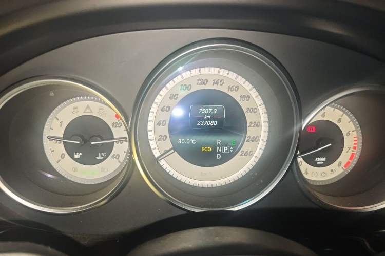 Used Mercedes-Benz CLS 2012 CLS 300 CGI Odometer Close Up