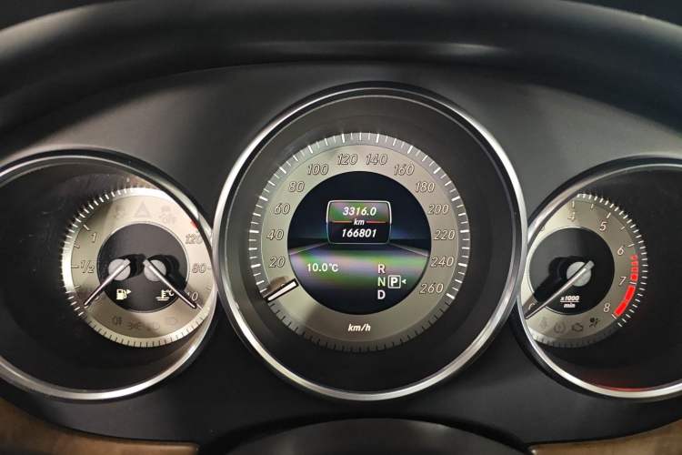 Used Mercedes-Benz CLS 2012 CLS 300 CGI Odometer Close Up