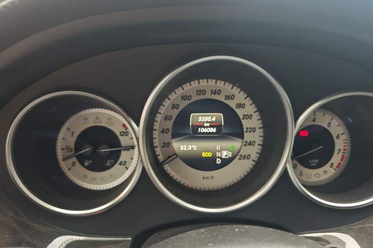 Used Mercedes-Benz CLS 2012 CLS 300 CGI Odometer Close Up