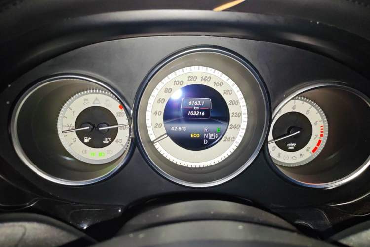 Used Mercedes-Benz CLS 2012 CLS 300 CGI Odometer Close Up