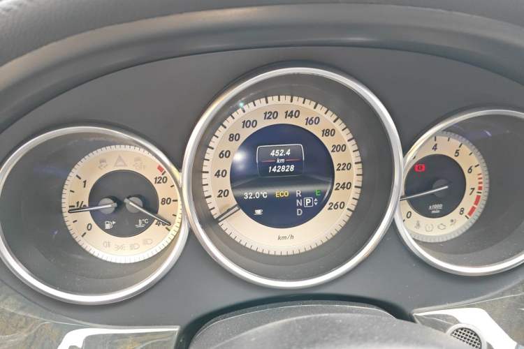 Used Mercedes-Benz CLS 2012 CLS 300 CGI Odometer Close Up