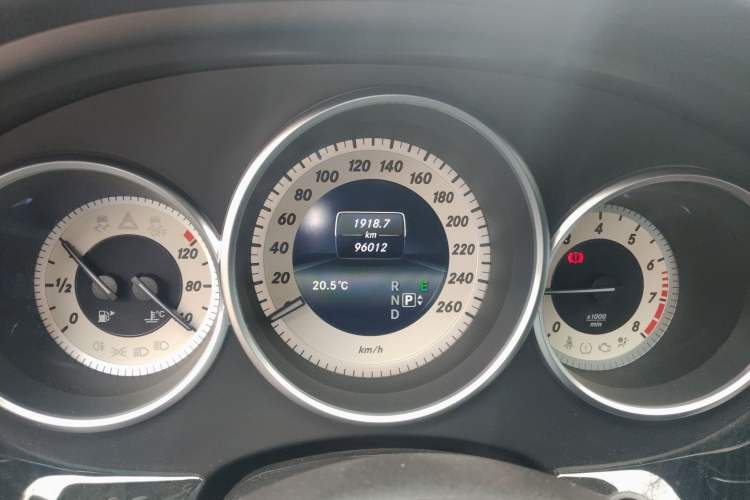 Used Mercedes-Benz CLS 2015 CLS 320 Odometer Close Up