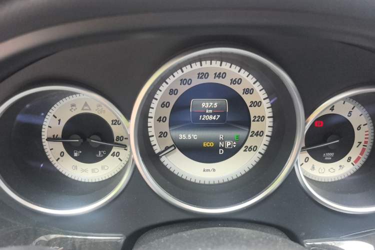 Used Mercedes-Benz CLS 2015 CLS 260 Odometer Close Up