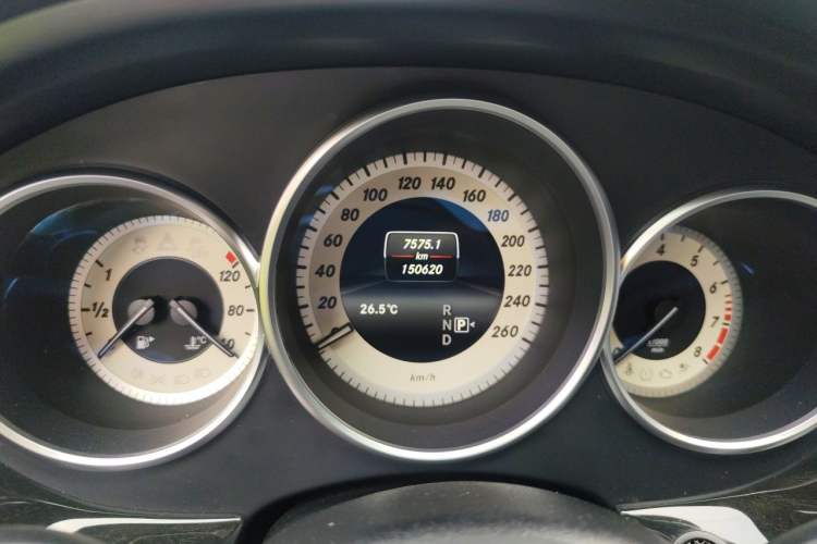 Used Mercedes-Benz CLS 2015 CLS 320 Odometer Close Up