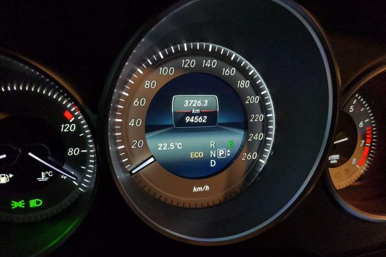 Used Mercedes-Benz CLS 2015 CLS 260 Odometer Close Up
