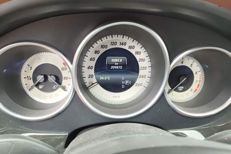 Used Mercedes-Benz CLS 2015 CLS 320 Odometer Close Up
