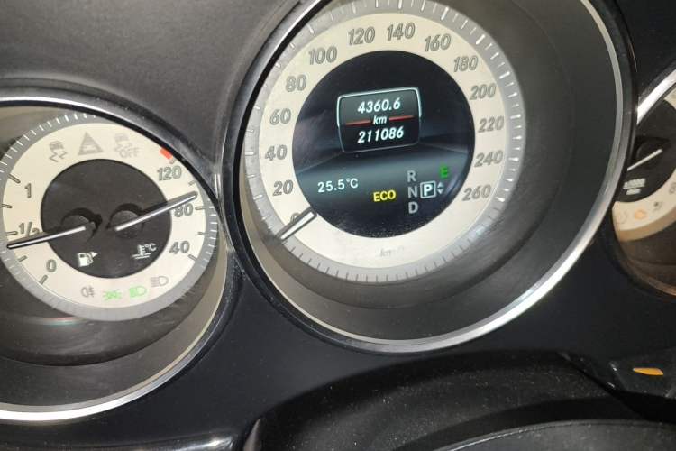 Used Mercedes-Benz CLS 2015 CLS 320 Odometer Close Up