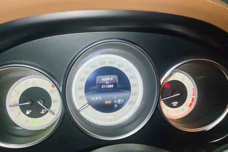 Used Mercedes-Benz CLS 2015 CLS 320 Odometer Close Up