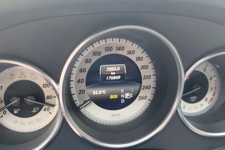 Used Mercedes-Benz CLS 2015 CLS 320 Odometer Close Up
