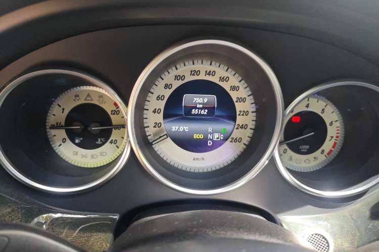 Used Mercedes-Benz CLS 2015 CLS 320 Odometer Close Up
