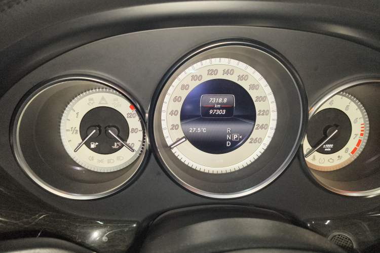 Used Mercedes-Benz CLS 2015 CLS 400 4MATIC Odometer Close Up