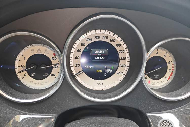 Used Mercedes-Benz CLS 2015 CLS 320 Odometer Close Up