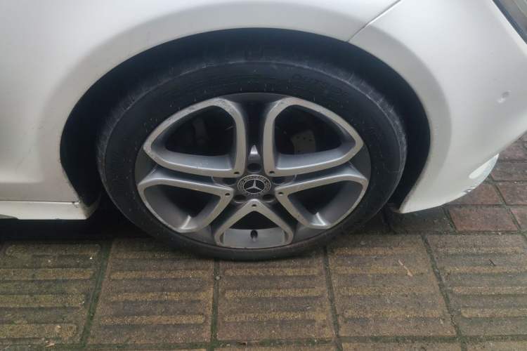 Used Mercedes-Benz CLS  Right Front Wheel Hub