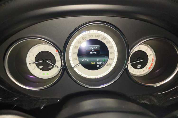 Used Mercedes-Benz CLS 2016 CLS 320 Elegant Edition Odometer Close Up