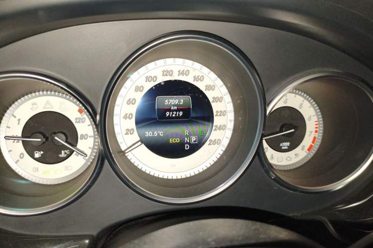 Used Mercedes-Benz CLS 2016 CLS 320 Elegant Edition Odometer Close Up