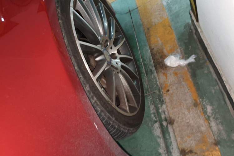 Used Mercedes-Benz CLS 2016 CLS 320 Elegant Edition Right Front Wheel Hub