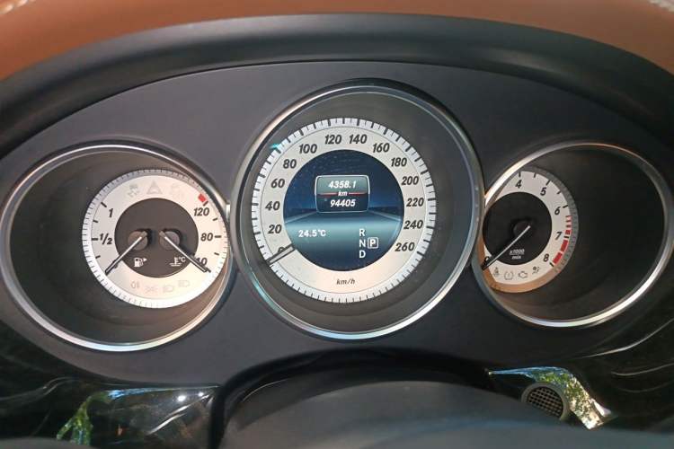 Used Mercedes-Benz CLS 2016 CLS 320 Elegant Edition Odometer Close Up