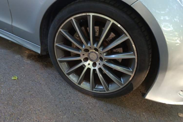 Used Mercedes-Benz CLS 2016 CLS 320 Elegant Edition Right Front Wheel Hub