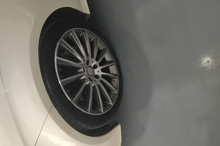 Used Mercedes-Benz CLS 2016 CLS 320 Elegant Edition Left Front Wheel Hub