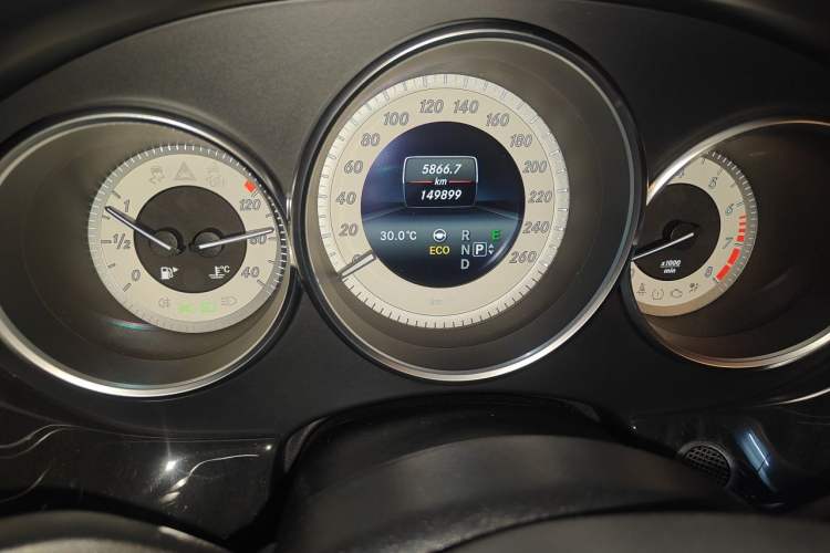 Used Mercedes-Benz CLS 2016 CLS 320 Elegant Edition Odometer Close Up