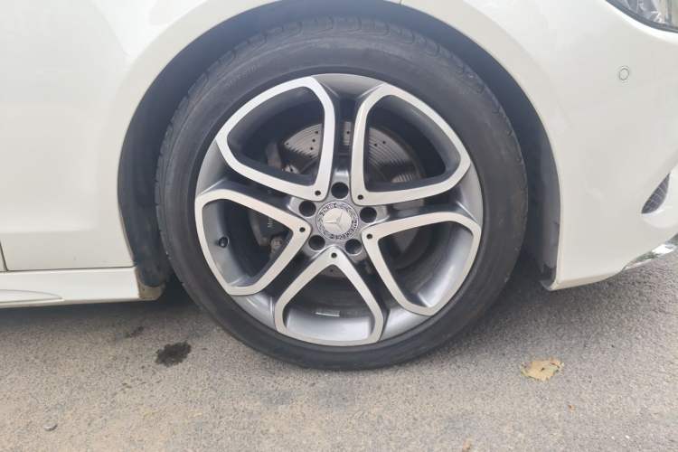 Used Mercedes-Benz CLS 2016 CLS 260 Elegant Edition Right Front Wheel Hub