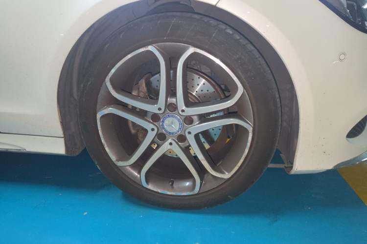 Used Mercedes-Benz CLS 2016 CLS 260 Elegant Edition Right Front Wheel Hub