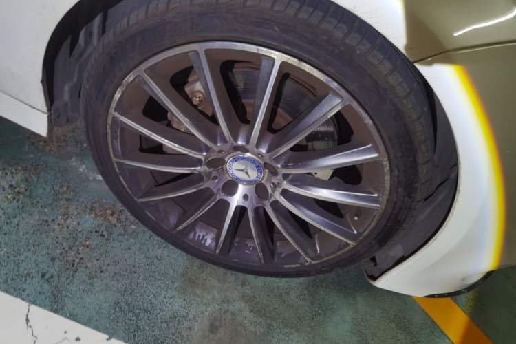 Used Mercedes-Benz CLS 2016 CLS 320 Elegant Edition Right Front Wheel Hub